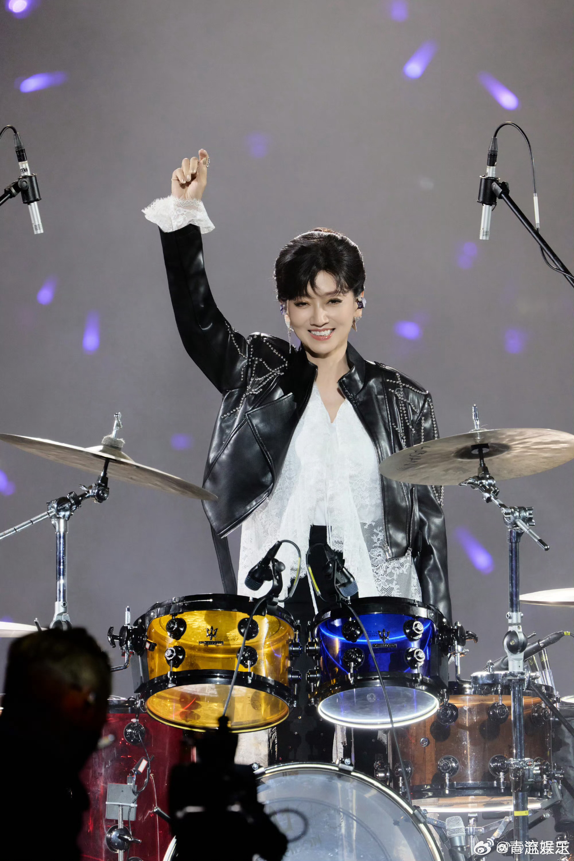 演唱会以打架子鼓演奏《潇洒走一回》开场，效果非常震撼。请问您当初是怎么想到要选择