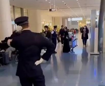 还原日本羽田机场经过
事情是这样的，刚开始有5位国人旅客正在羽田机场候机，由于行