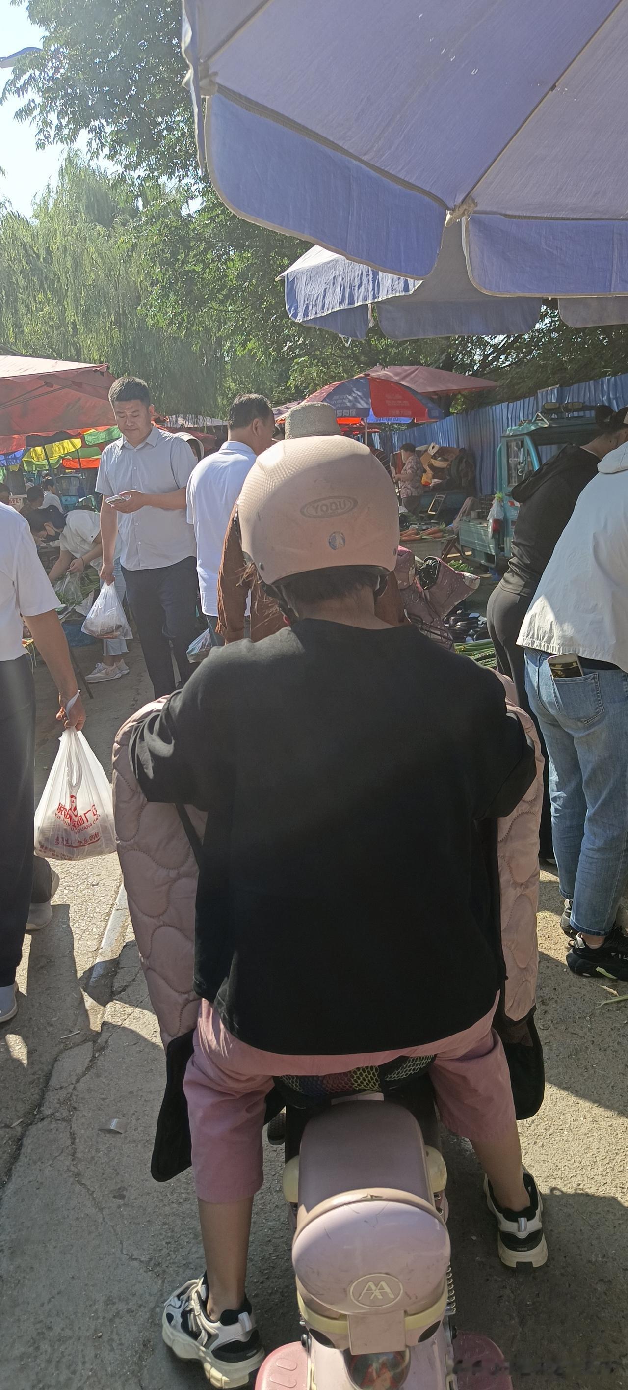 没心没肺呀，这样下去，最后绝对能成为老年痴呆。
这才50岁，都糊涂成这样了。今天