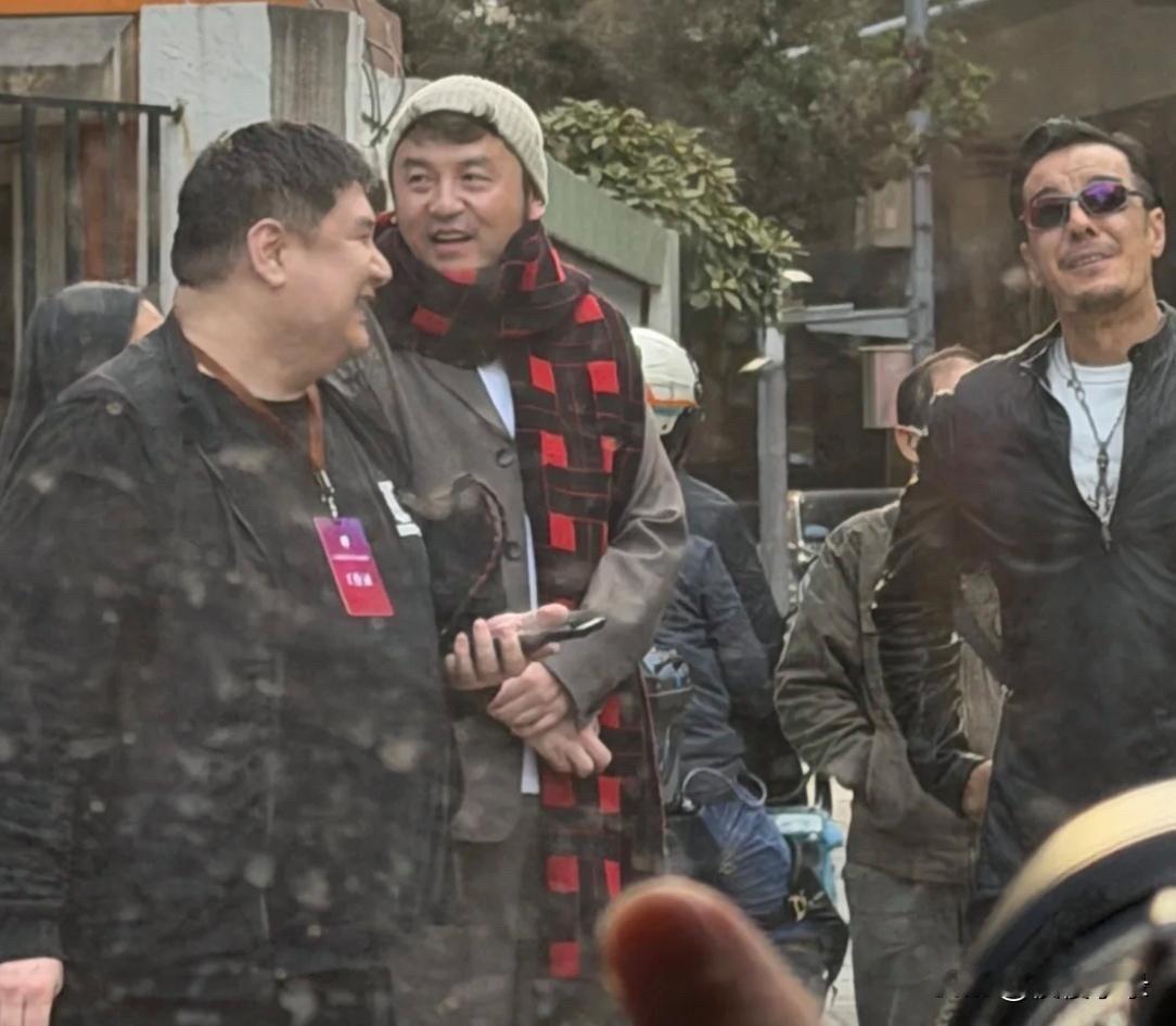 42岁雷佳音在上海被偶遇，她打扮朴素，披着大妈围巾，看着好真实啊！[得意][得意