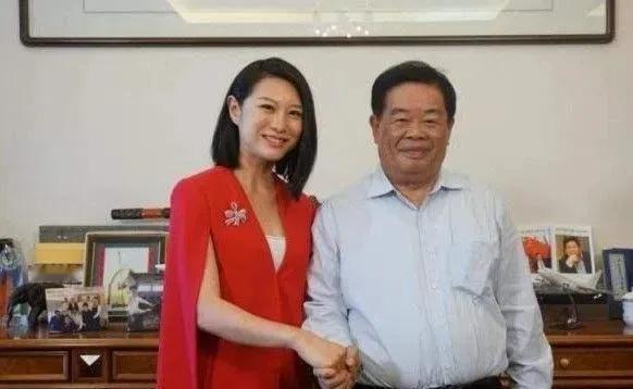 1971年，曹德旺当炊事员时，发现有女人偷东西，抓住她后，女人立马求饶：“只要你