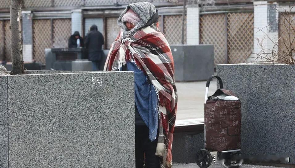 “俄罗斯当局要求超市提供特殊货架，为退休人员和穷人免费提供临期食品。”俄罗斯《消