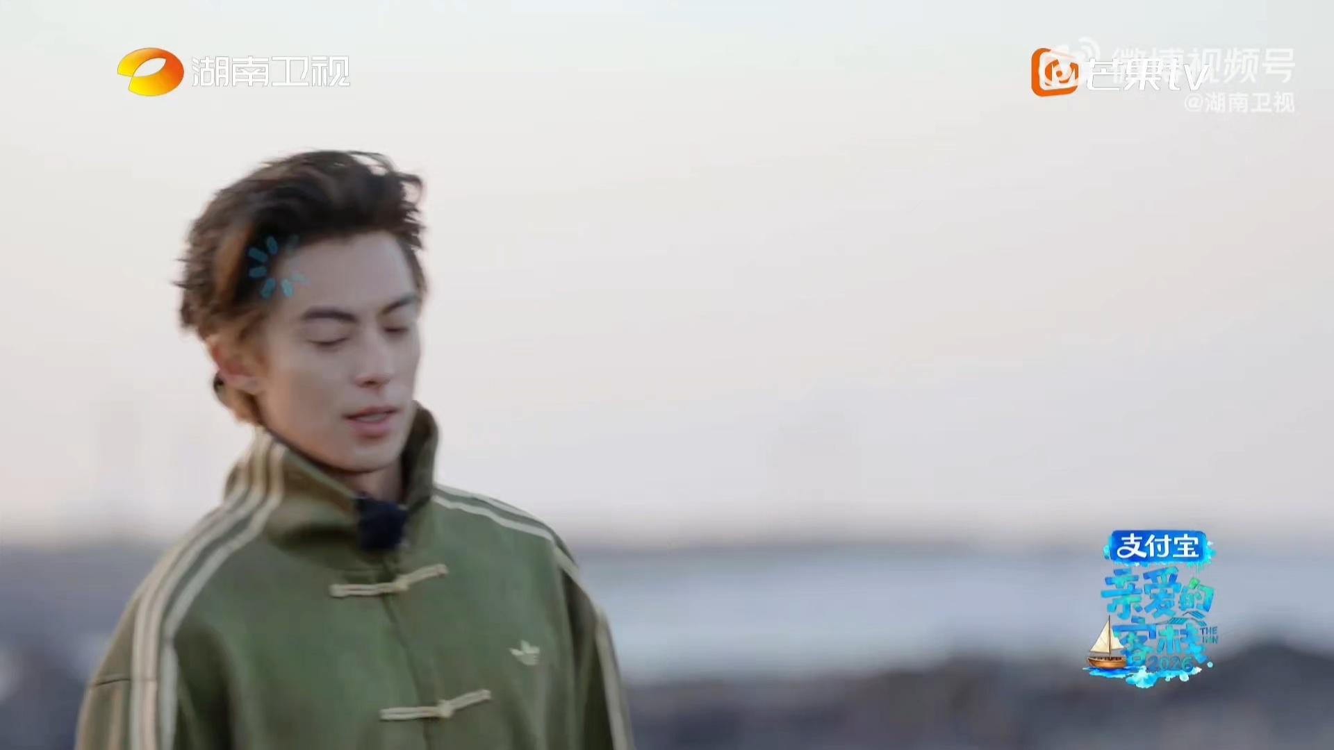 王鹤棣向邮筒道歉王鹤棣录制《亲爱的客栈》太可爱了！好心扶起坏掉的邮筒，刚转身邮筒