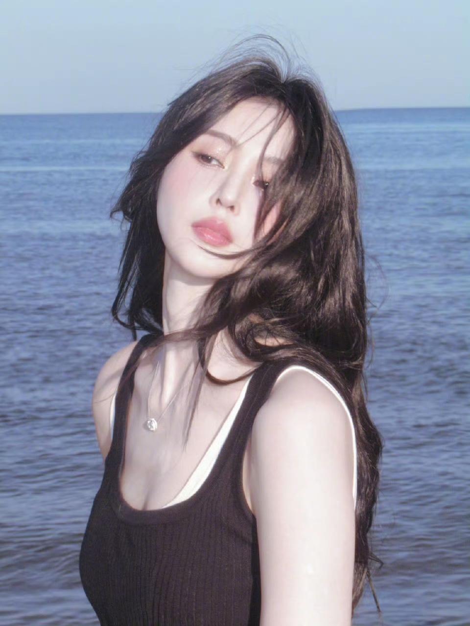 魅力四射，在水边看到一个美艳的小爱[害羞]
张天爱 娱乐