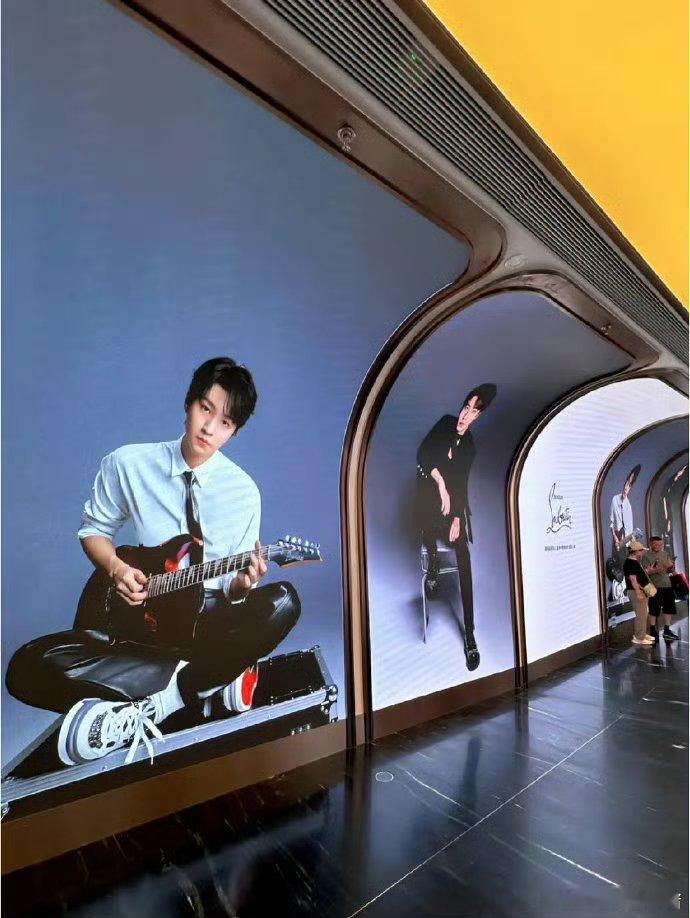 王俊凯和易烊千玺的顶奢地广大屏 ​​​