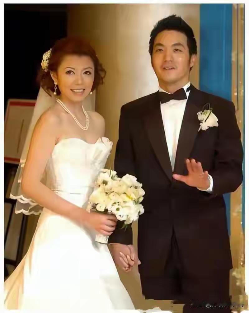 蒋万安的妻子妥妥的贤内助一枚，她不仅让蒋万安拥有一个幸福温馨的家，还是他事业上的