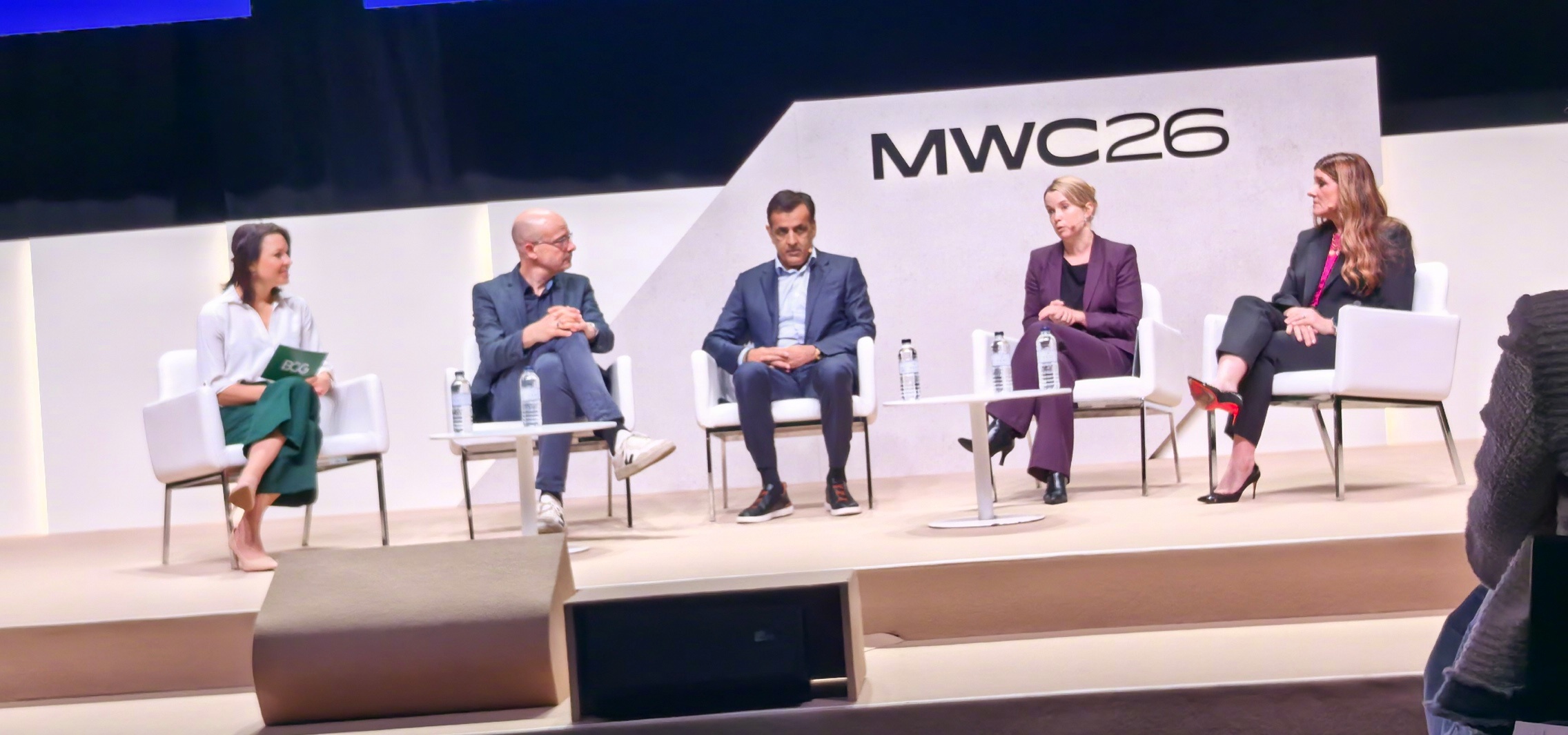 mwc2026 看了包括华为在内的很多中国专家演讲和座谈，全是男性。而国外座谈的