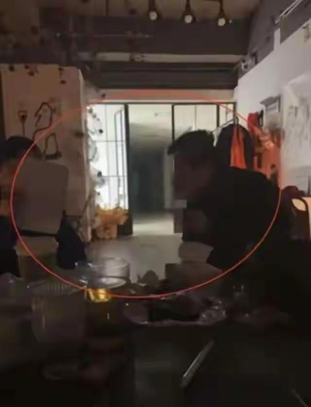人到了中年再看洛阳酒馆这桩事，
最大的"清醒"，
是全网都在替张先生喊冤，
我却