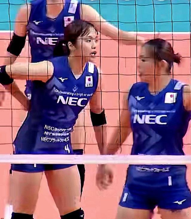 3-2！女排联赛爆大冷，塞尔维亚队轰然倒下，日本女排疯狂逆转，进攻轰73分 