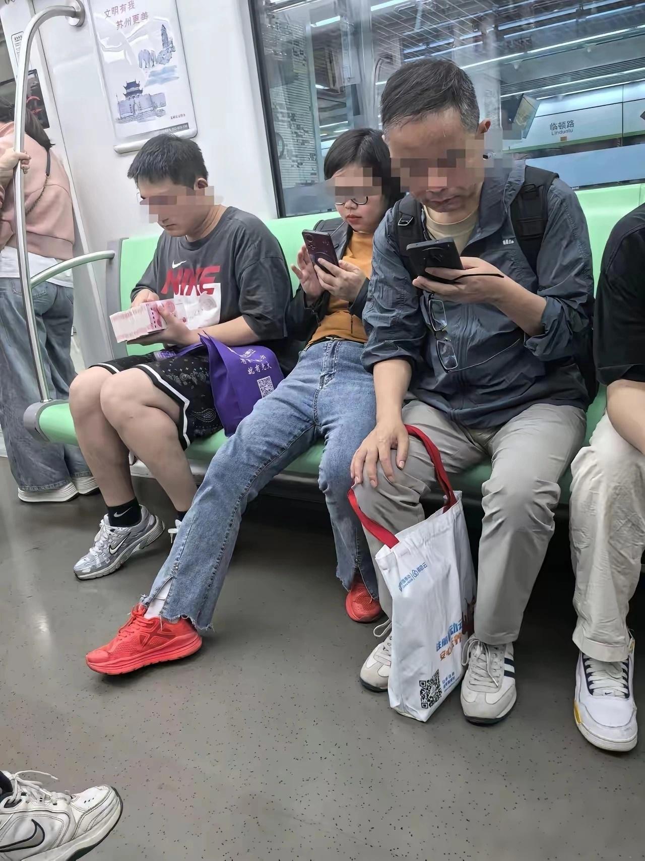 不是我误会，人流密集的地铁里，这不就是在炫富吗？
那可是100000块呀。太随意