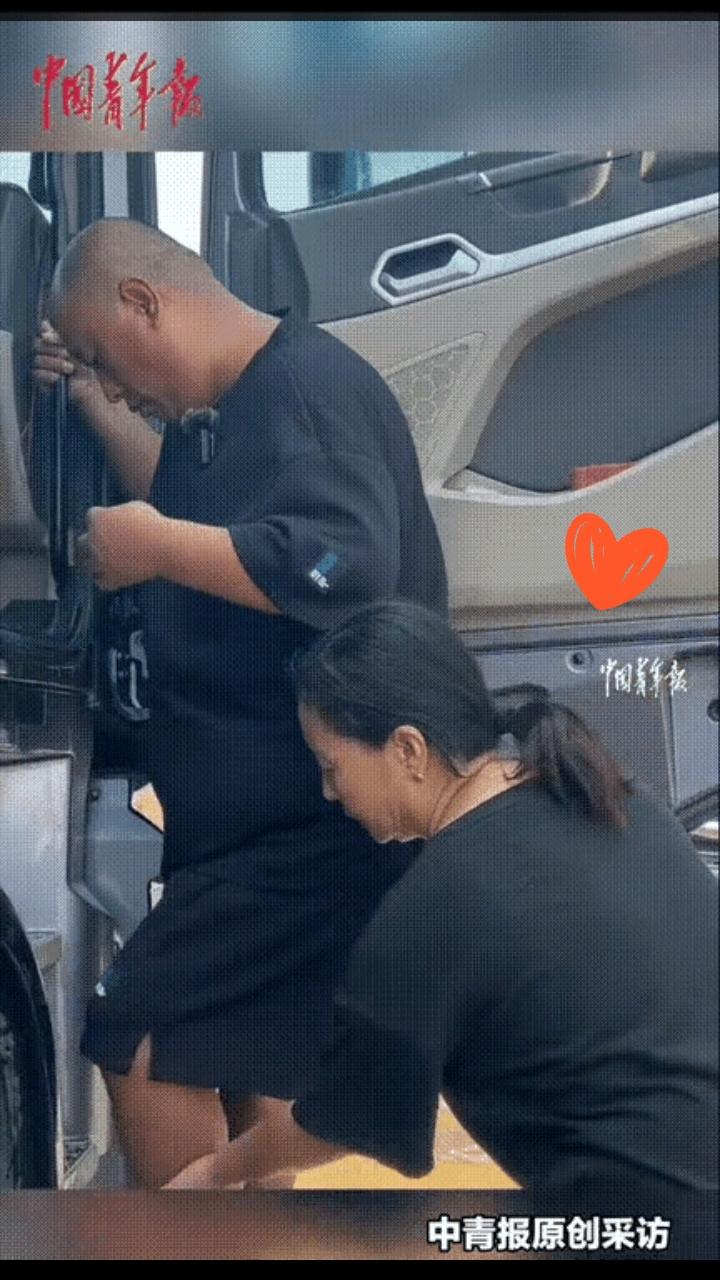 丈夫脑出血躺平，妻子没撂挑子。
 
两年贴身照顾，硬是把他从床上“拽”起来能走路
