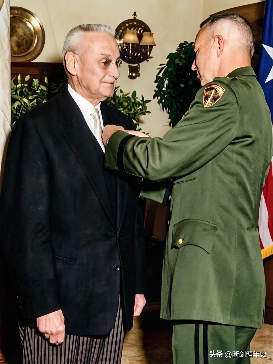 1945年，德国陆军大将弗朗茨·哈尔德被美军俘获，结束了他在纳粹德军中的军事生涯