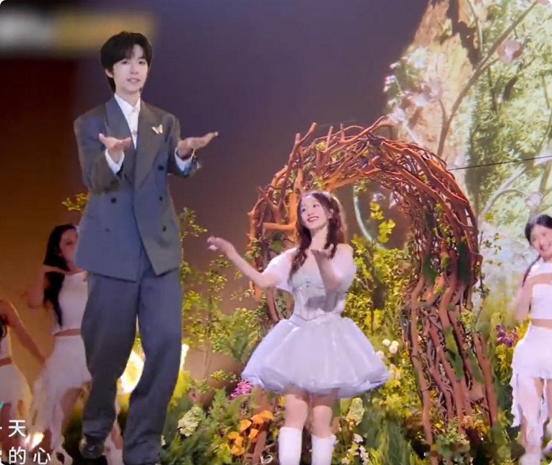 李小冉让贺峻霖小嘴巴闭起来乘风2026李小冉贺峻霖互怼也太好笑了，相爱相杀既视感