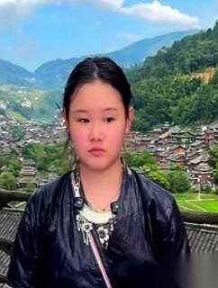 奥运冠军开直播，底下几千号人全在喊另一个男人的名字。
这画面，想想都觉得窒息。