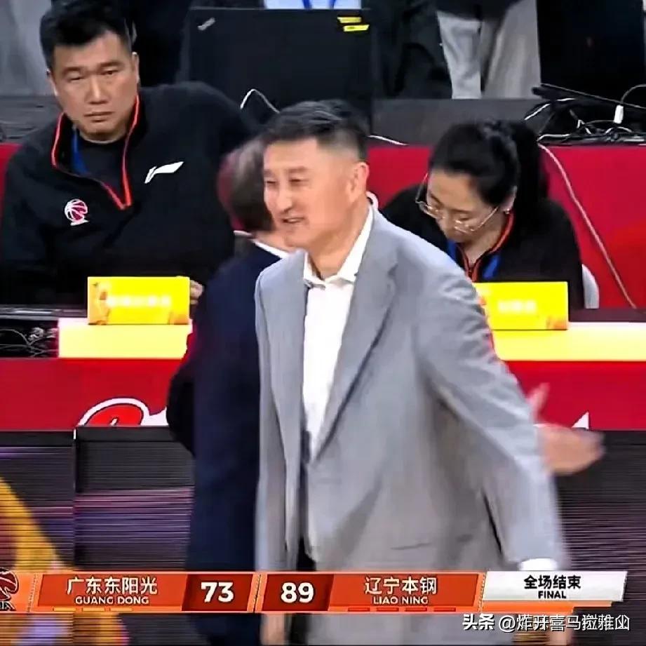 广东男篮主场73-89惨败辽宁队后，有可能出现3个严重后果。
1、杜峰可能辞职。