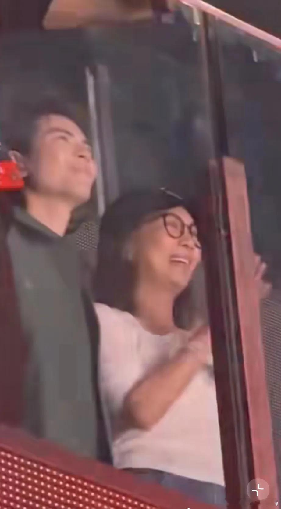 好浪漫！萧敬腾与林有慧现身新F4重庆演唱会，当众甜蜜接吻，还是萧敬腾主动索吻！4