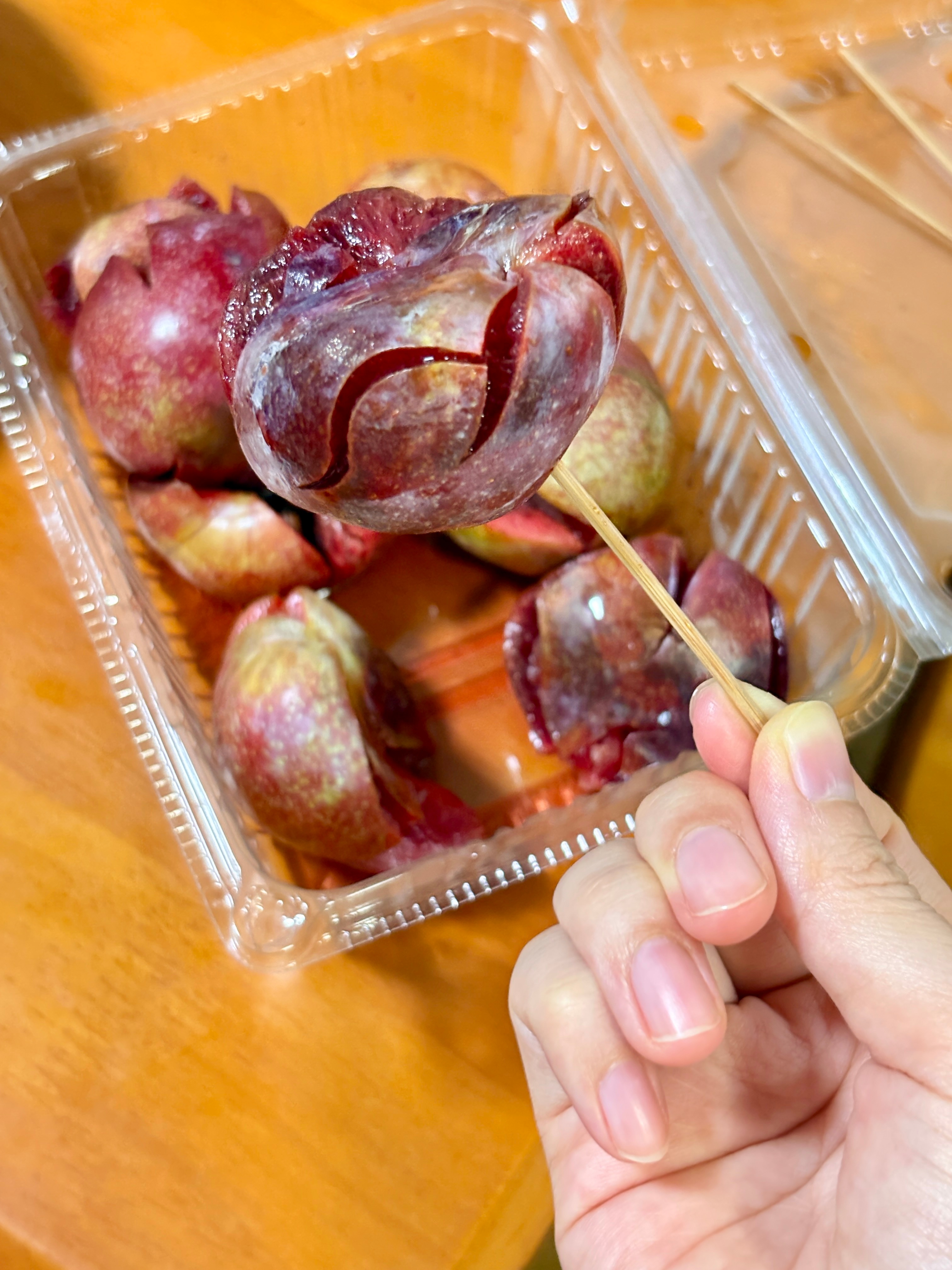 夏天好爽我爸妈去茂名带回来的三华李巨大一颗！！！ 