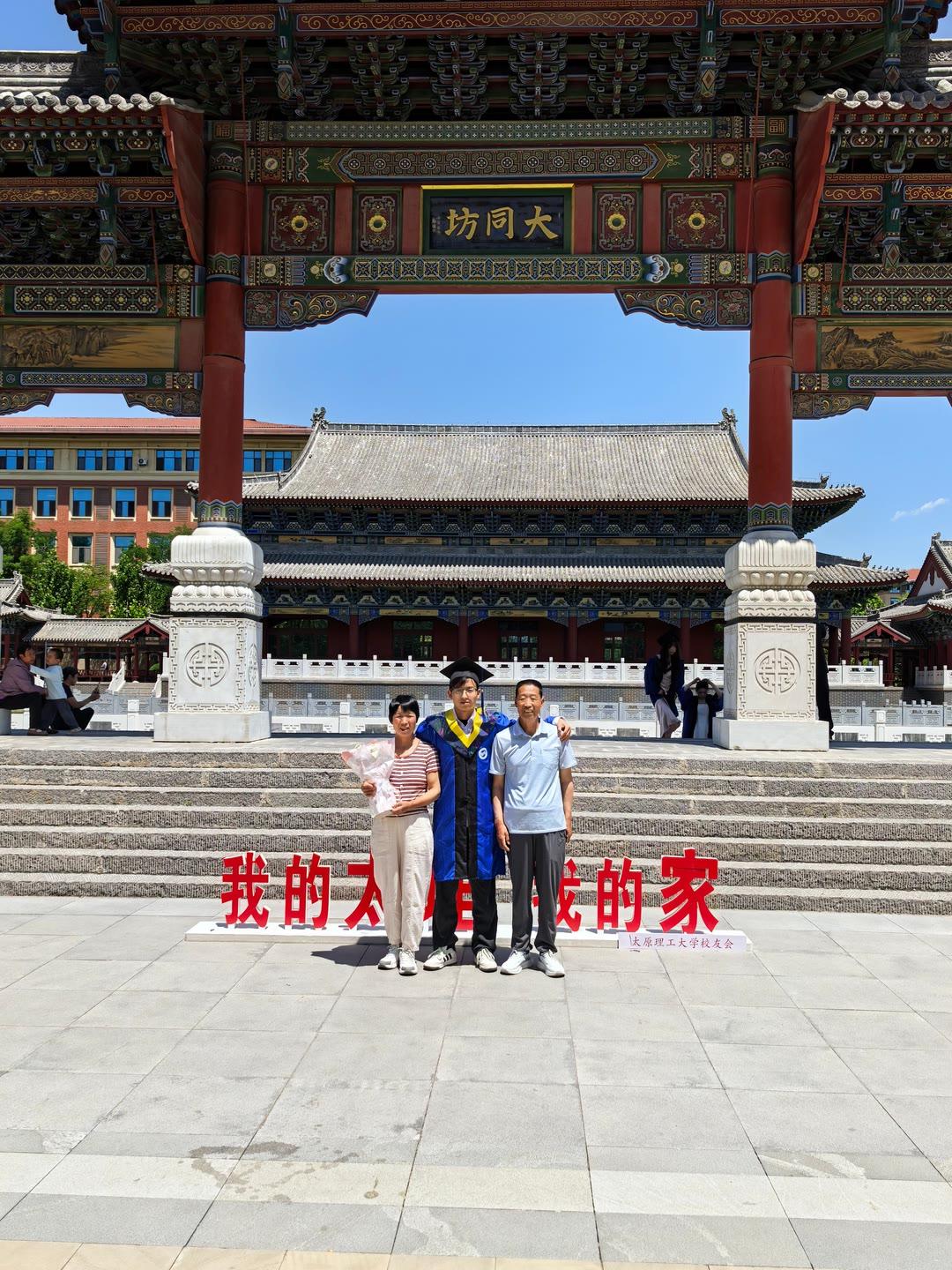 毕业季快乐！🎓🎉 家人陪伴，幸福满满！👨‍👩‍👧‍👦🏮
