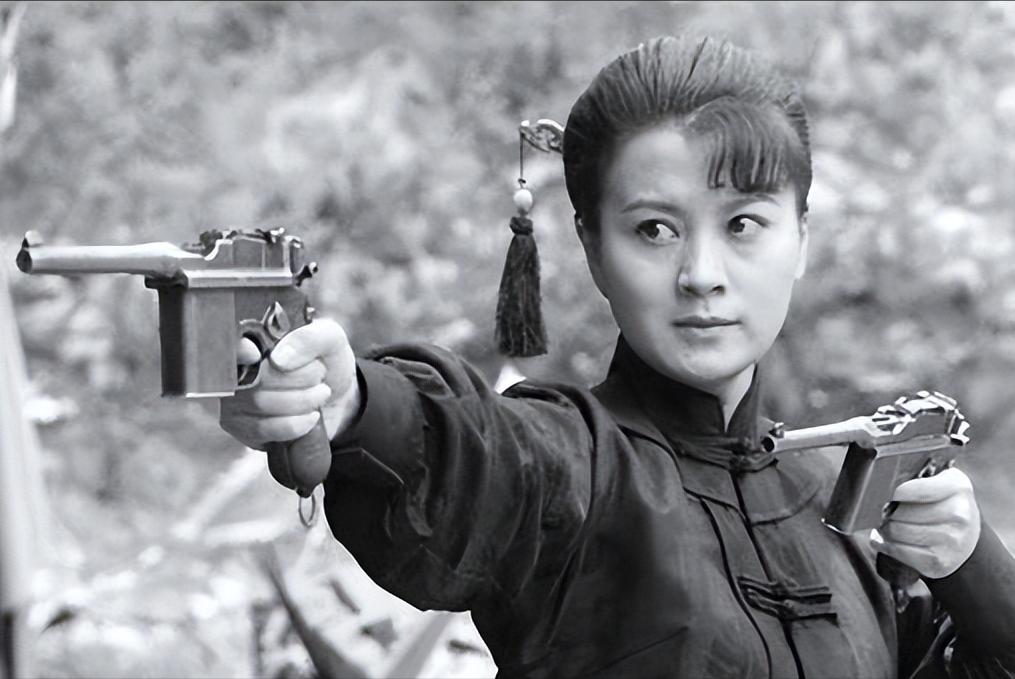 [微风]1941年，21岁的女战士莫林被俘，眼看就要被活埋。敌人问：“你认识莫林