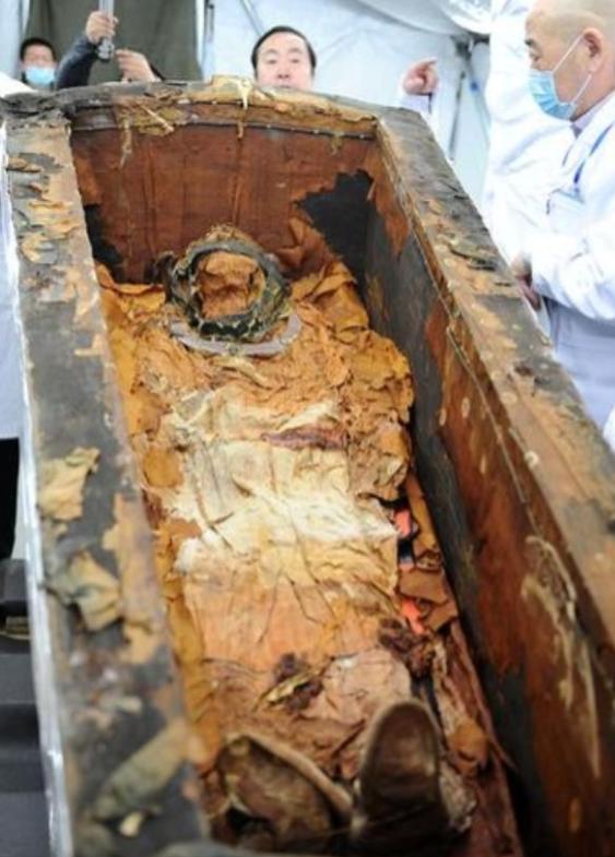 1982年，四川挖出一具遗骸，脚带七公斤大铁链，脚踝钉着四颗大铆钉，经考证，此人