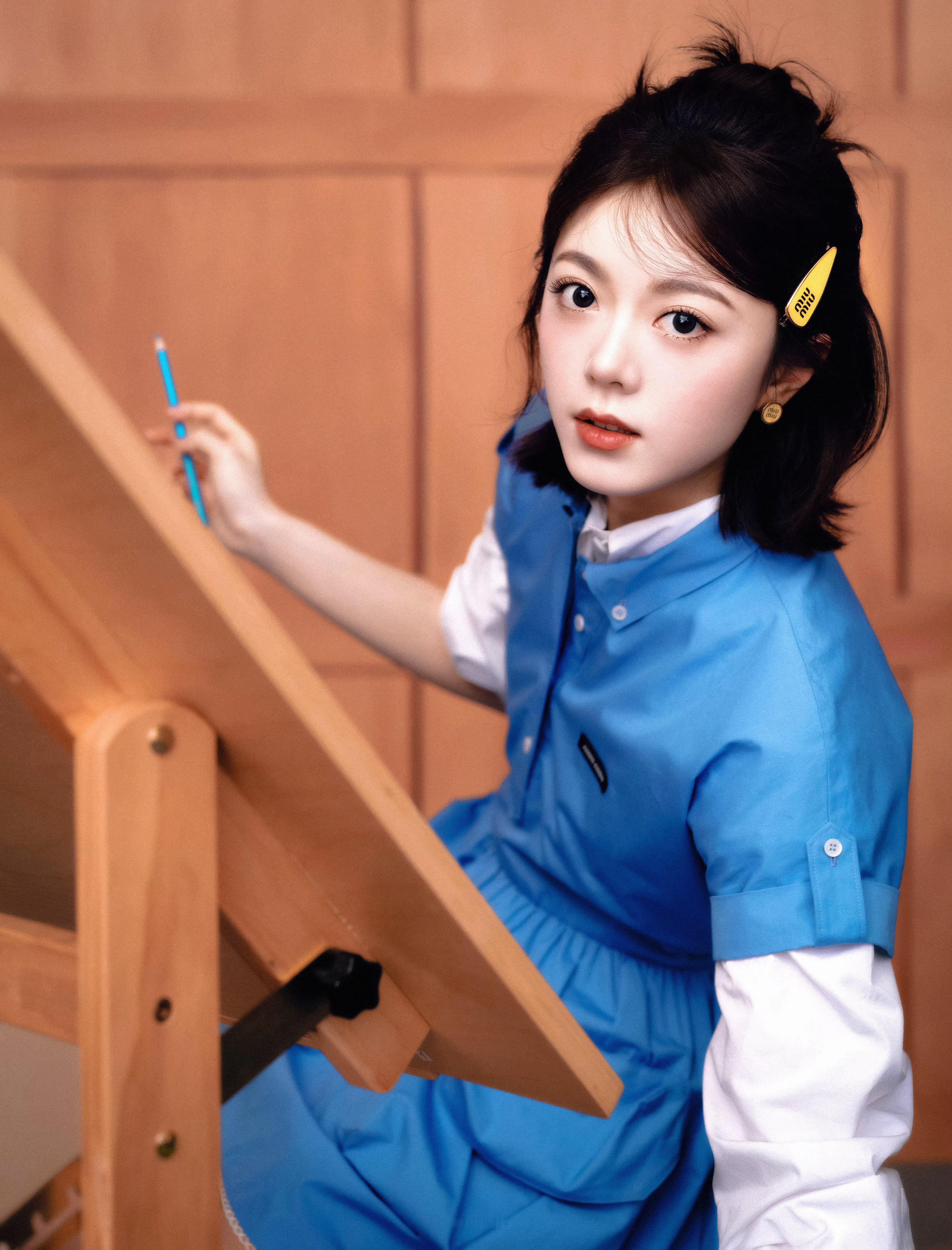 蓝色连衣裙造型，文艺清新感溢出屏幕，半丸子头可可爱爱，温柔靠谱学姐本人没错了。 