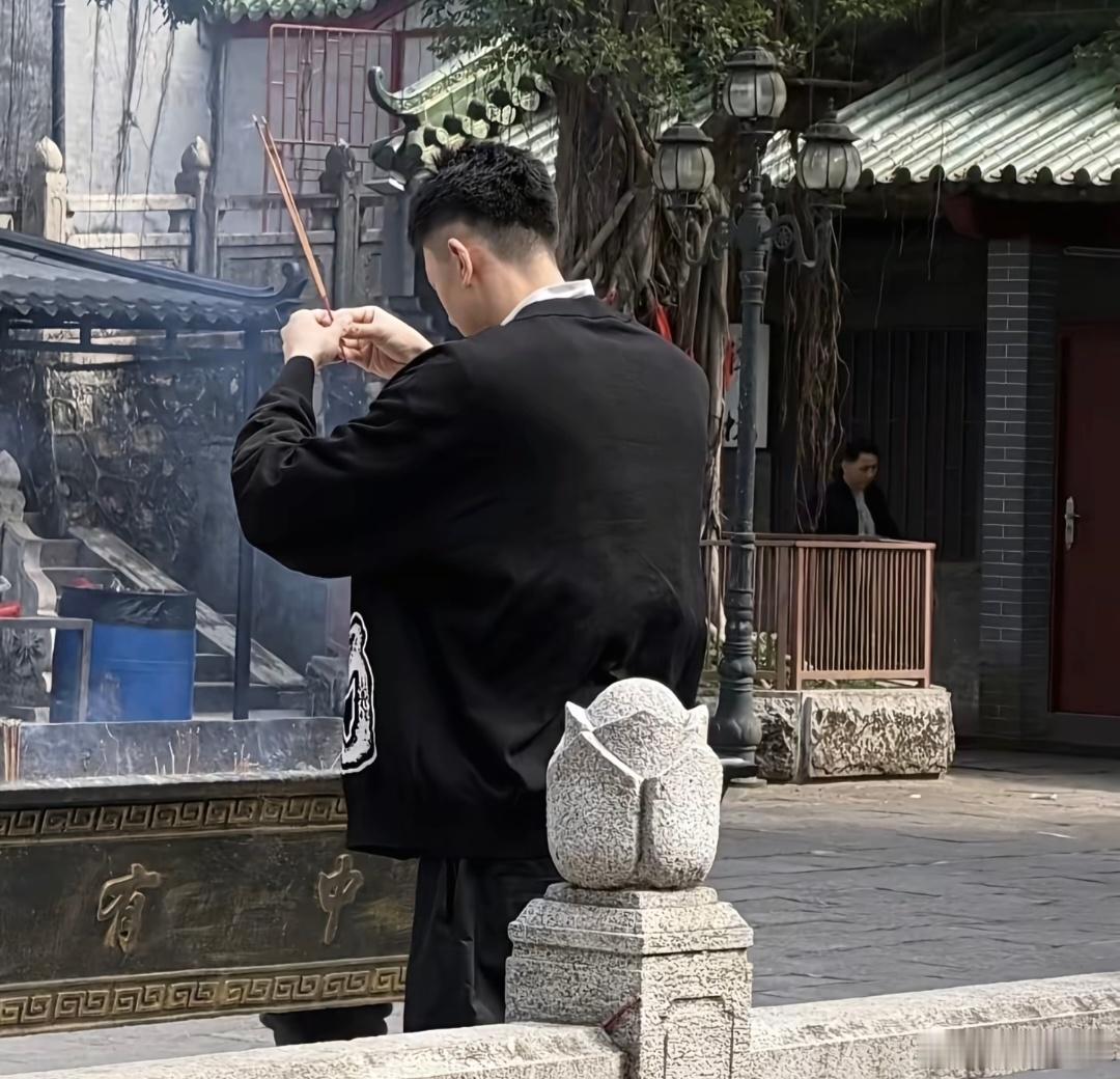 有球迷偶遇到王少杰去寺庙上香祈福了，新的一年大家都要健健康康，顺风顺水！ 