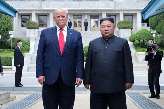 当年动辄对朝鲜“放狠话”的特朗普，如今居然反过来“上赶着”喊话金正恩，甚至表示“