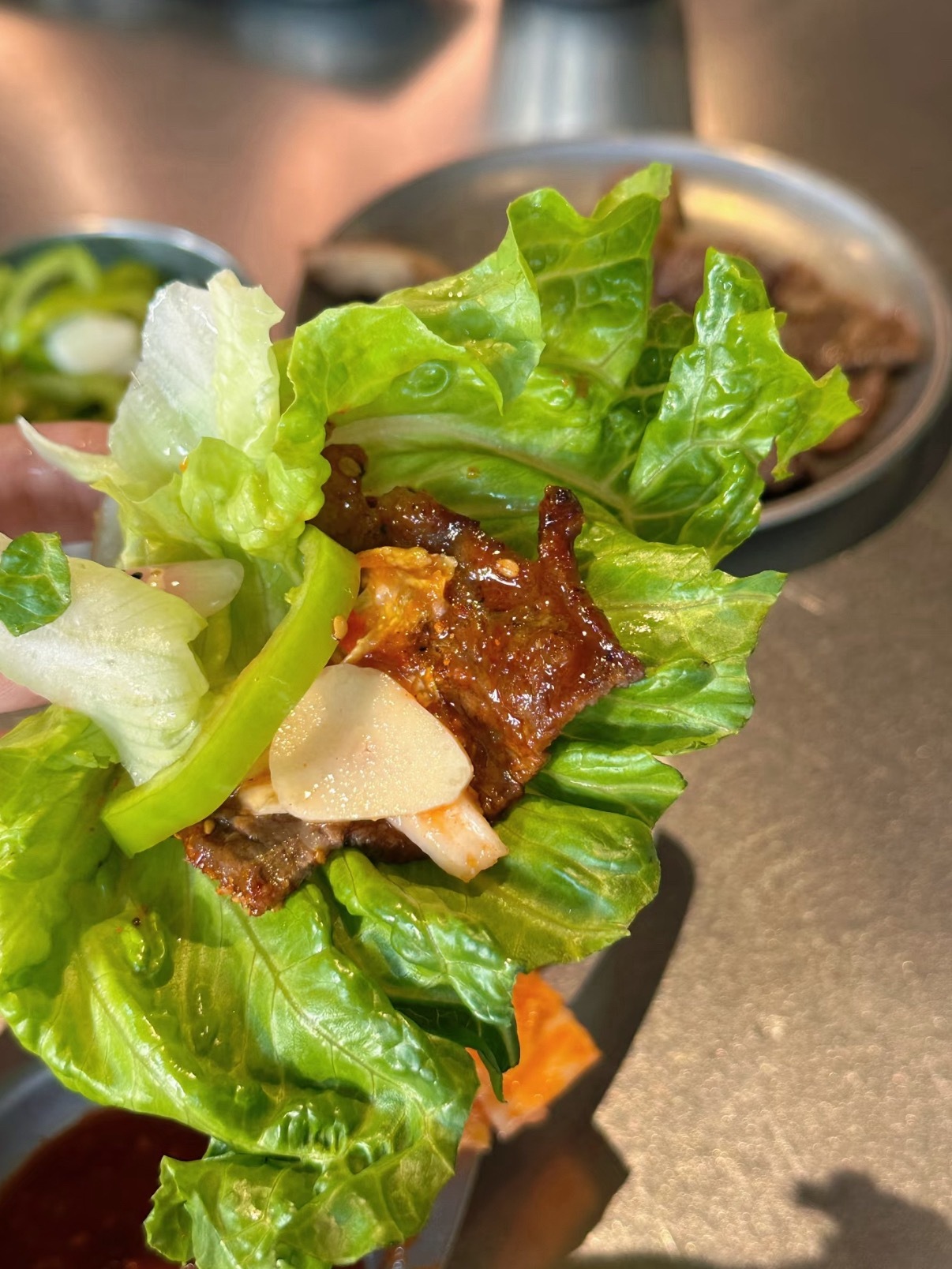 生菜是最伟大的蔬菜烤肉+蒜瓣+蘸料+辣椒，用生菜一卷，谁懂这一口下去的满足感，香