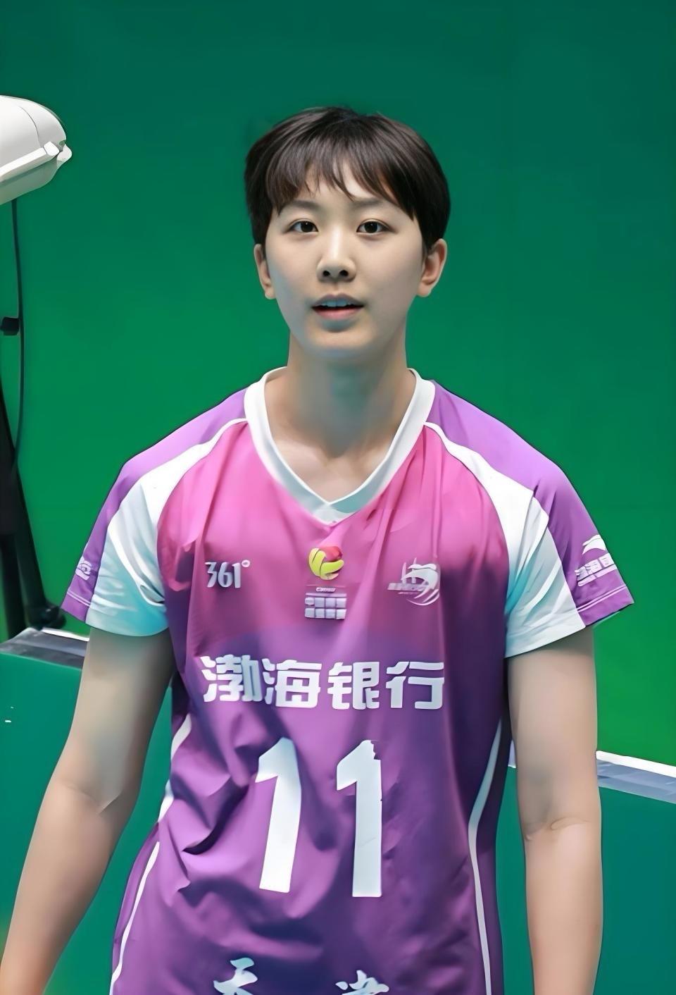 李盈莹18岁出道，在女排联赛大杀四方，一个赛季独得804分，名声鹊起，有人大唱赞