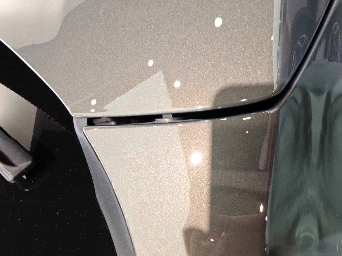 今天给朋友讲解什么是PQ【看穿】举了  机盖和翼子板配合间隙末端看穿我说这属于比