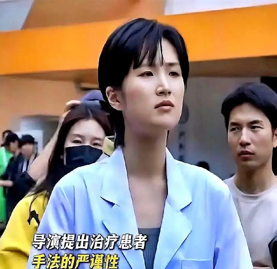 张艺谋新片《惊蛰无声》刚定档五一，预告片里全是暴雨夜追凶。

老谋子这回把悬疑玩