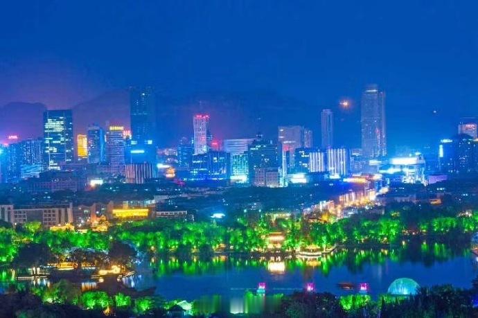 济南大明湖灯光秀，真的很漂亮，可惜每次都抢不上票。