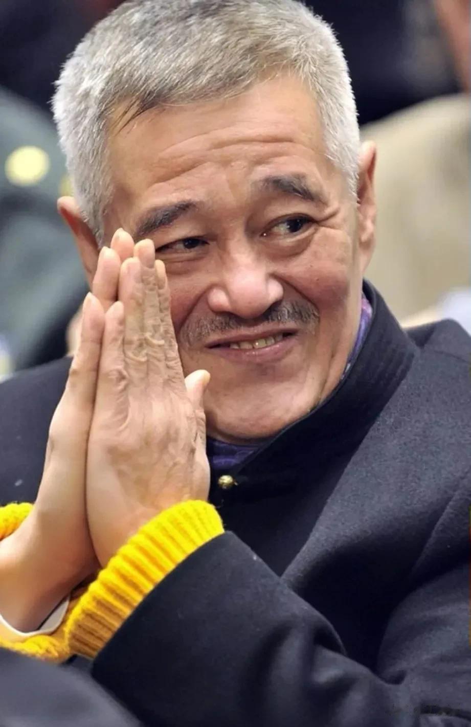 主持问哈文:您当年导演春晚，有人说董卿是刘谦的托，配合他表演魔术，是吗？哈文说: