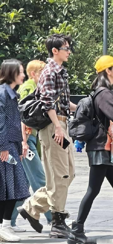花少世界树奇遇派对直播花儿与少年 今晚九点半迎来花少惊喜直播，展馆内世界树展区氛