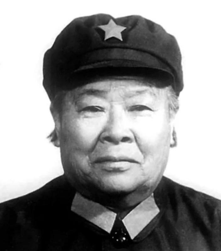 1937年，周子昆和何子友新婚，许世友看了一眼何子友，忍不住对周子昆说：“也就你