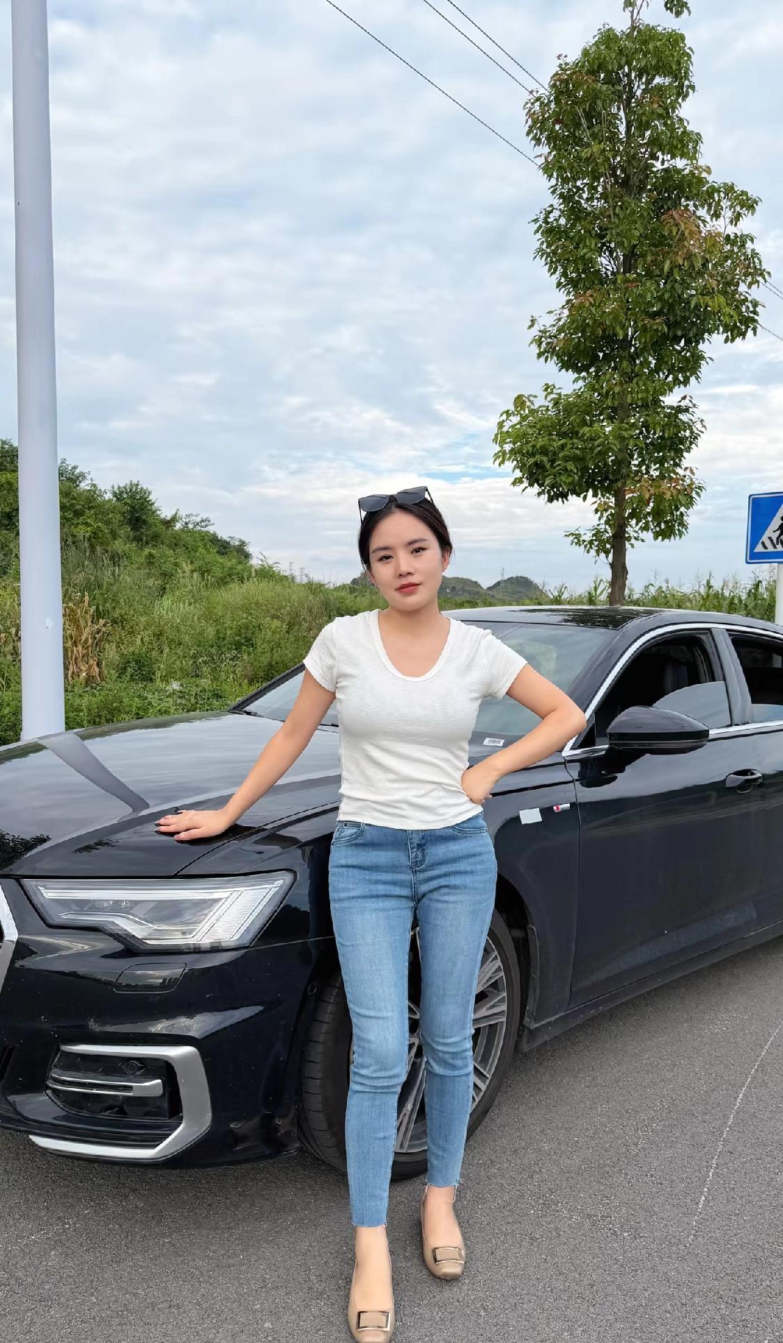 漂亮的美女，站在高档轿车前自拍的美。