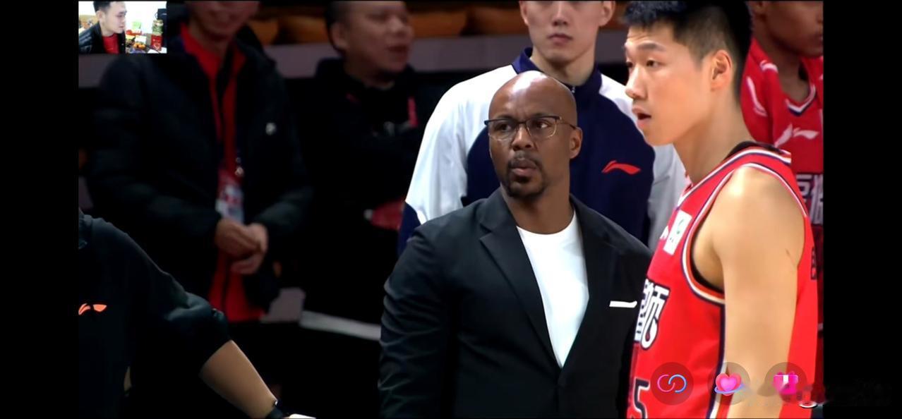 广州队第二节止住颓势，下半场有望逆转翻盘！
半场结束，广州32:46落后14分，