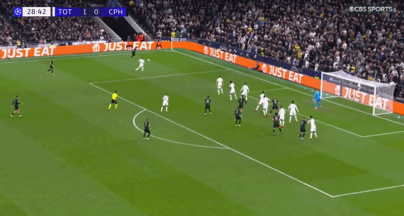 哥本哈根假装界外球手榴弹战术骗过热刺全队，传中被破坏后的射门被维卡里奥轻松没收。