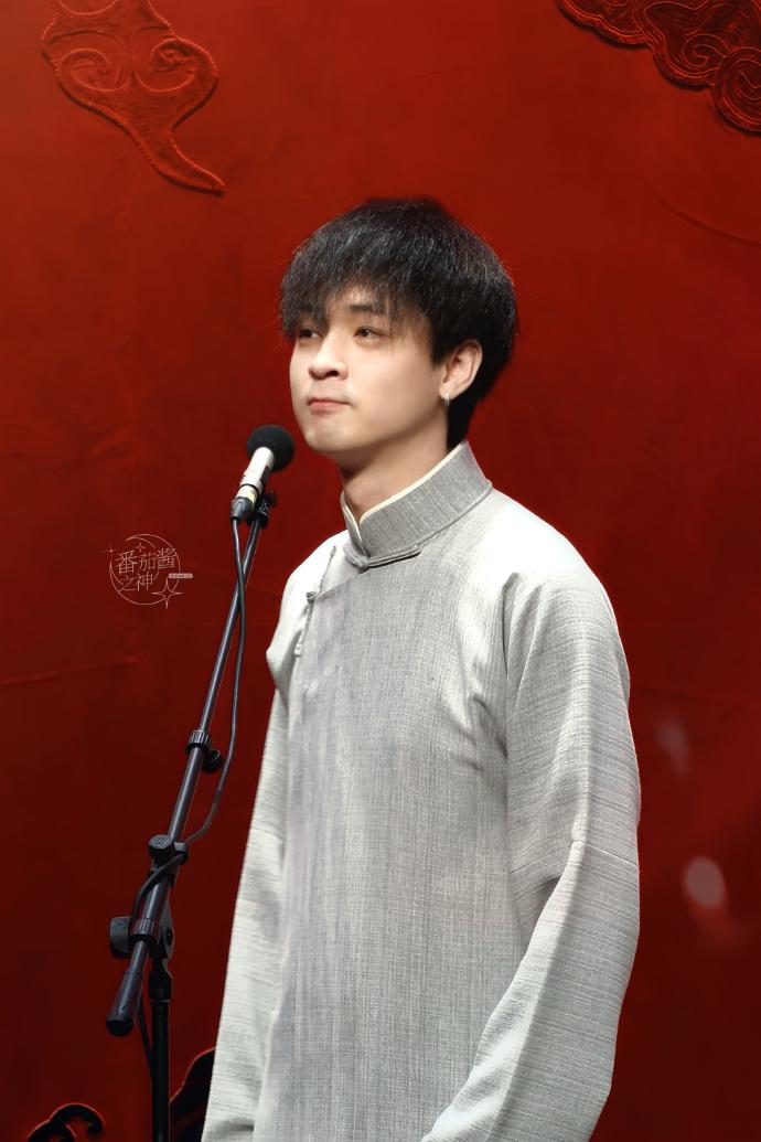 秦霄贤的最新造型太萌了！
6月10日，秦霄贤现身上海德云社，演了一个节目《结巴论