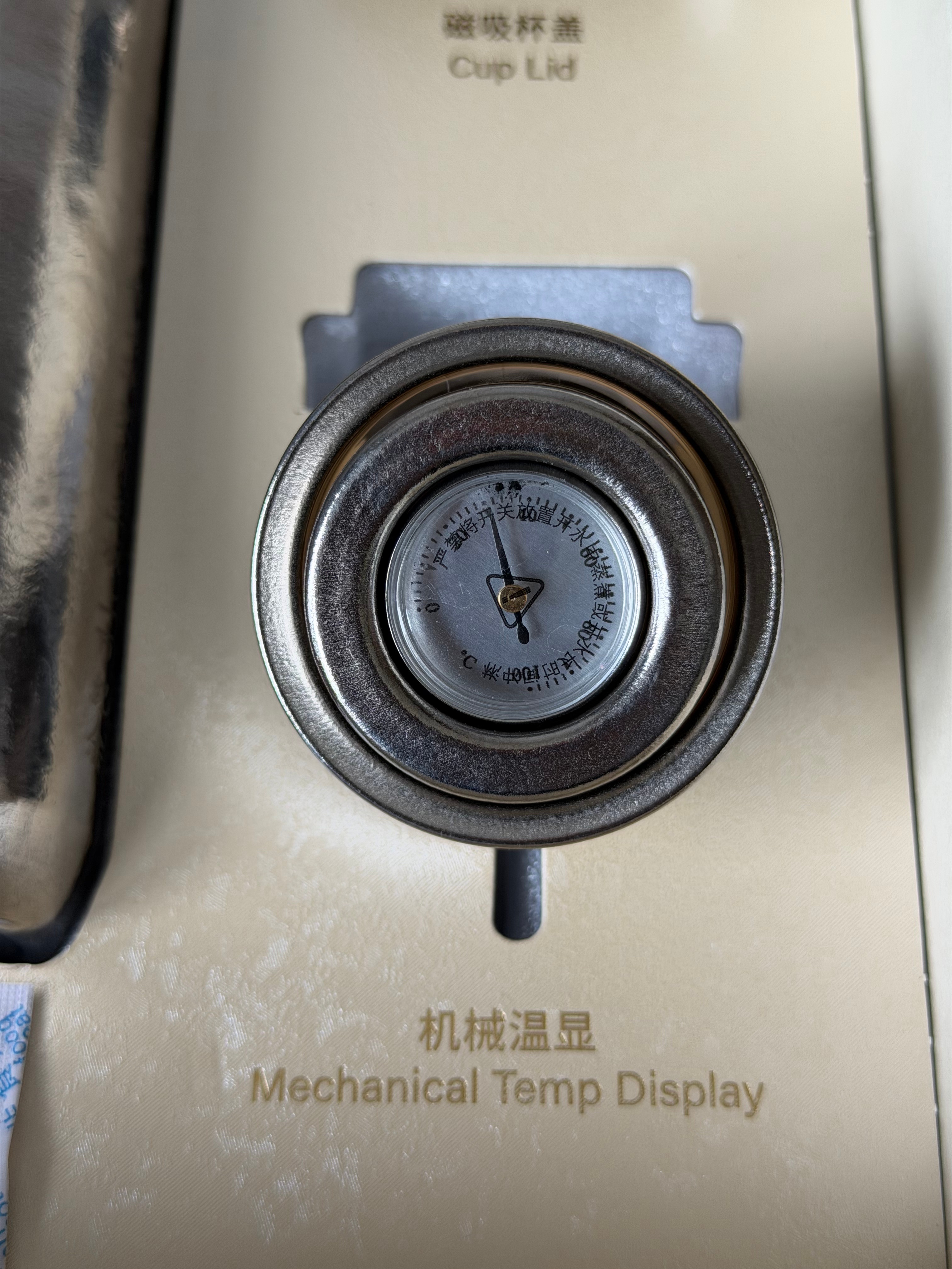 纯钛焖泡杯，盖子是磁吸的非常方便，上面还可以显示温度，机械控狂喜，还是老规矩给兄