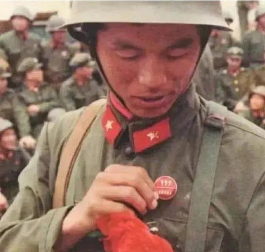 1986年，中越边境老山，一位战士要上211高地。临行前军长敬他茅台酒，师长把自
