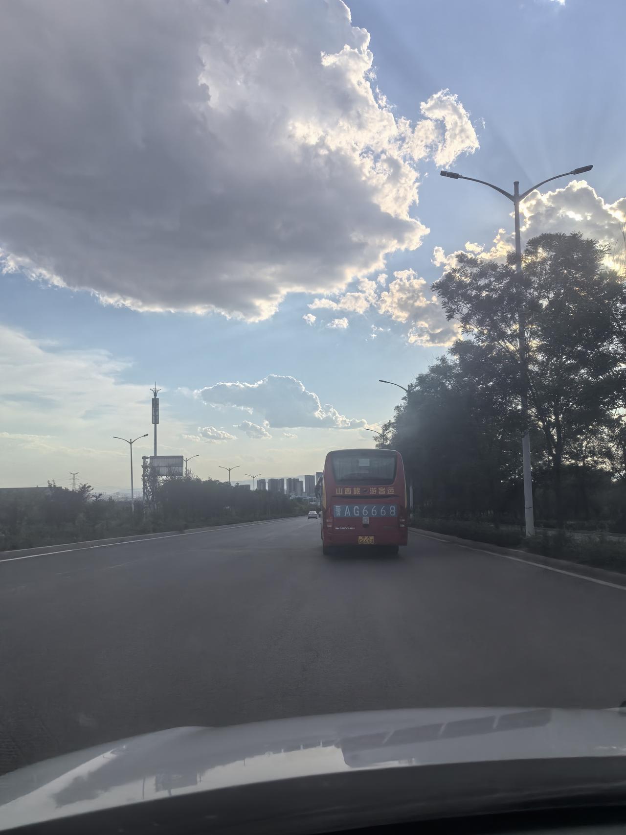 在公路上瞅见吉祥车牌号，那感觉就像生活突然给了个小惊喜。就说数字谐音类的，“52