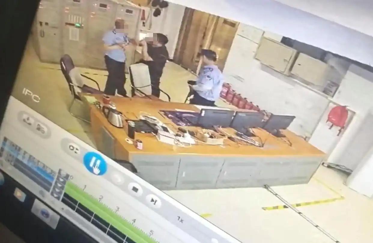 “这就是醉酒冲动的代价！”河北衡水， 一小区业主醉酒回家，认为单元门口的电动车挡