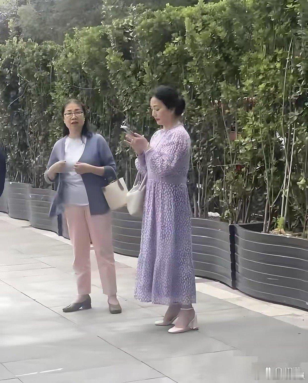 刘亦菲妈妈65岁被偶遇，美得不像话，太让人羡慕～ ​​​