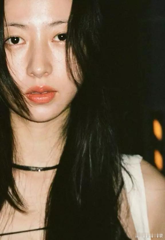 周雨彤黑白穿搭随性松弛。 ​​​