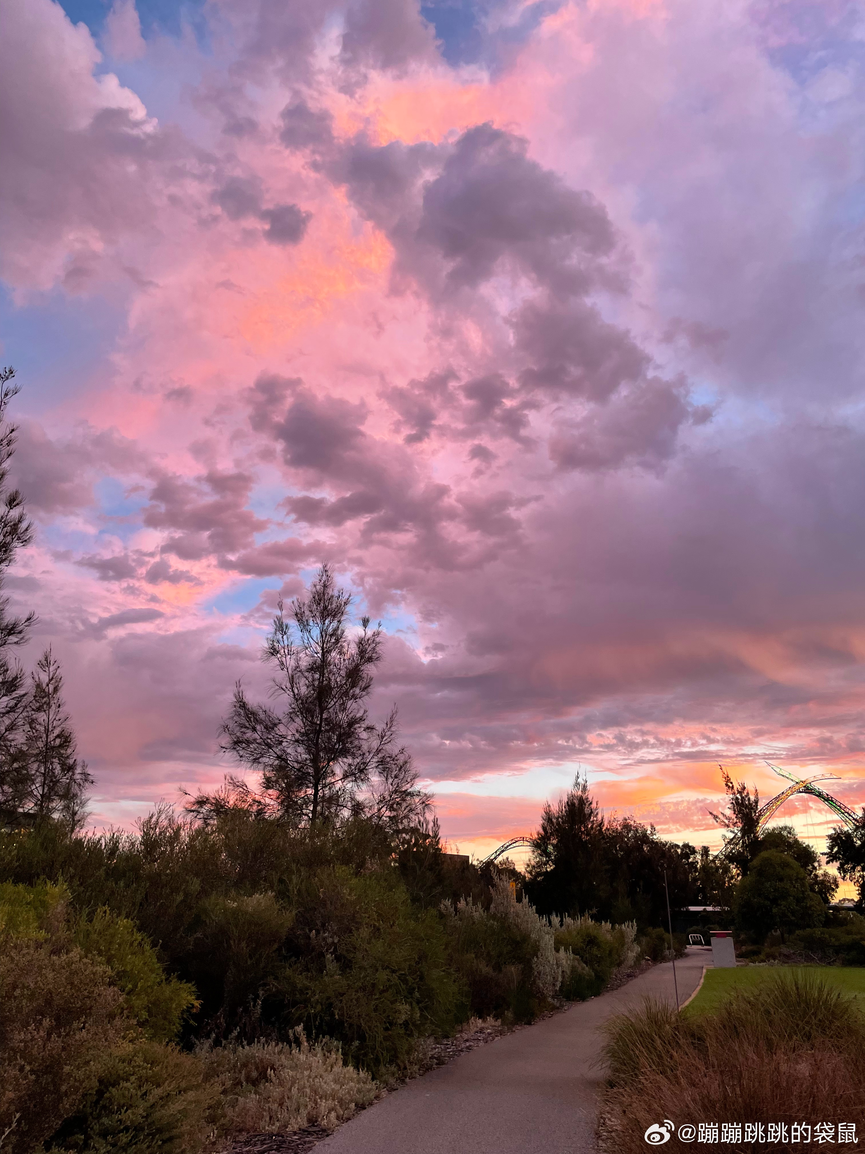 生活手记昨天傍晚的晚霞。色彩丰富，炫目，又极度和谐和自然，层次分明，再次感慨大自