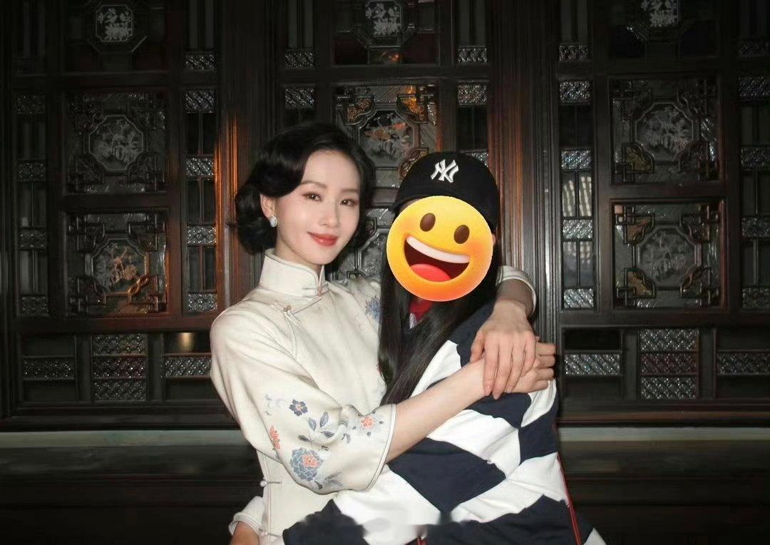 刘诗诗凌汶新造型花絮图，穿旗袍好美好温婉 