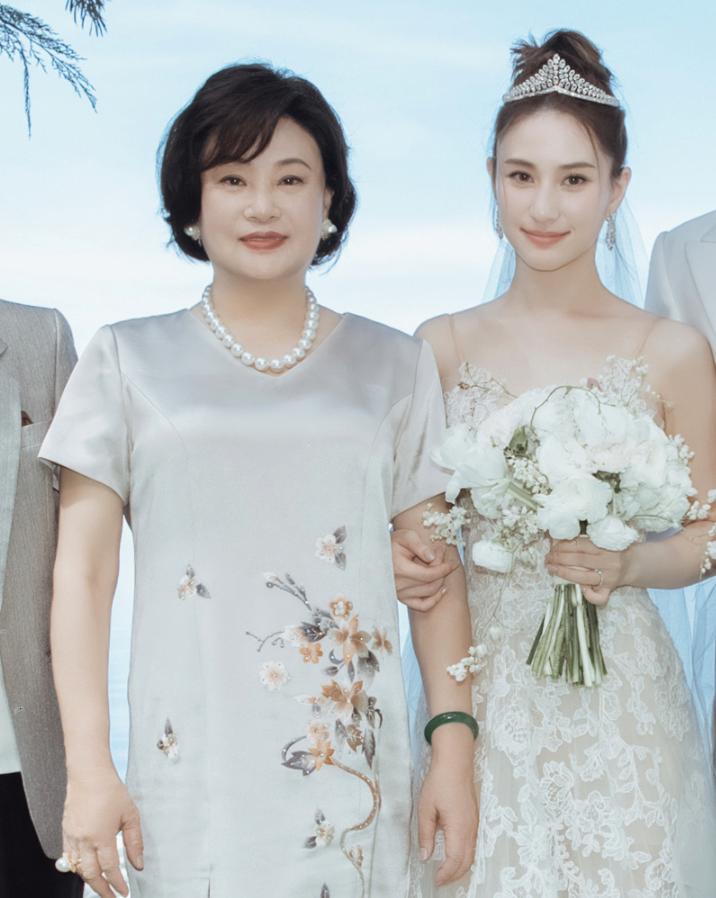 何超莲的三对龙凤镯，对比何家姐妹来说，不算奢华。
她的定制珍珠头冠，对比30年前