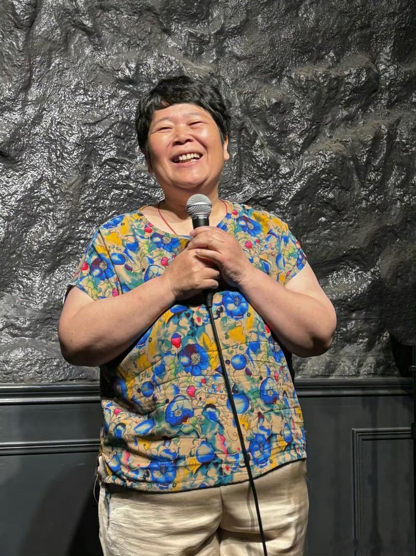 房主任哽咽呼吁大家不要买黄牛票 因为过过苦日子，所以知道💰的来之不易，还说了会