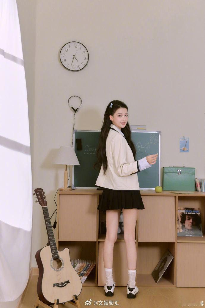 孙怡今晚一起听轻轻的亲亲、孙怡浪姐亲亲舞台造型孙怡的颜值气质始终在线，浪漫温柔的